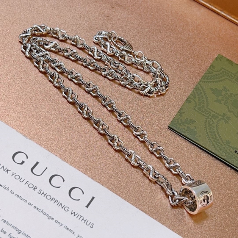 G*u*i necklaces